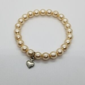faux pearl stretch bracelet with heart charm